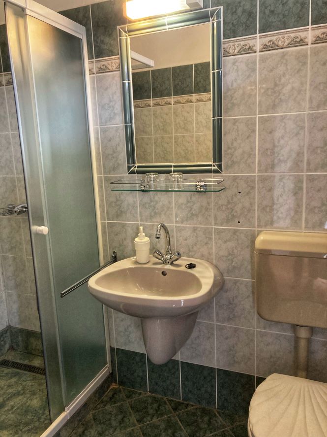 franciaágyas szoba fürdőszobája