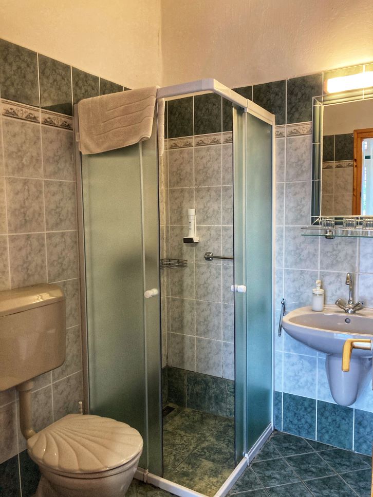 Négyágyas szoba fürdőszobája