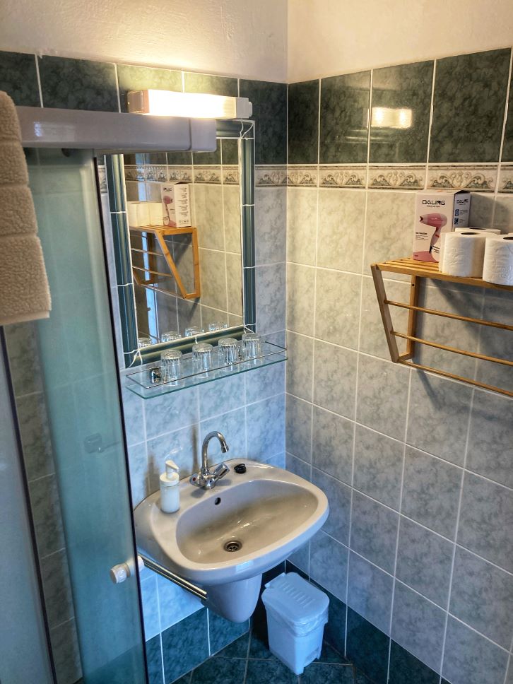 Négyágyas szoba fürdőszobája