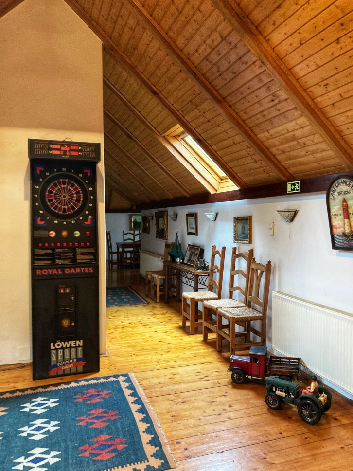 Darts az étterem emeletén