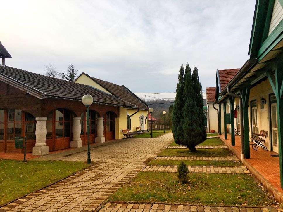 Grillterasz és a kétágyas szobák bejáratai